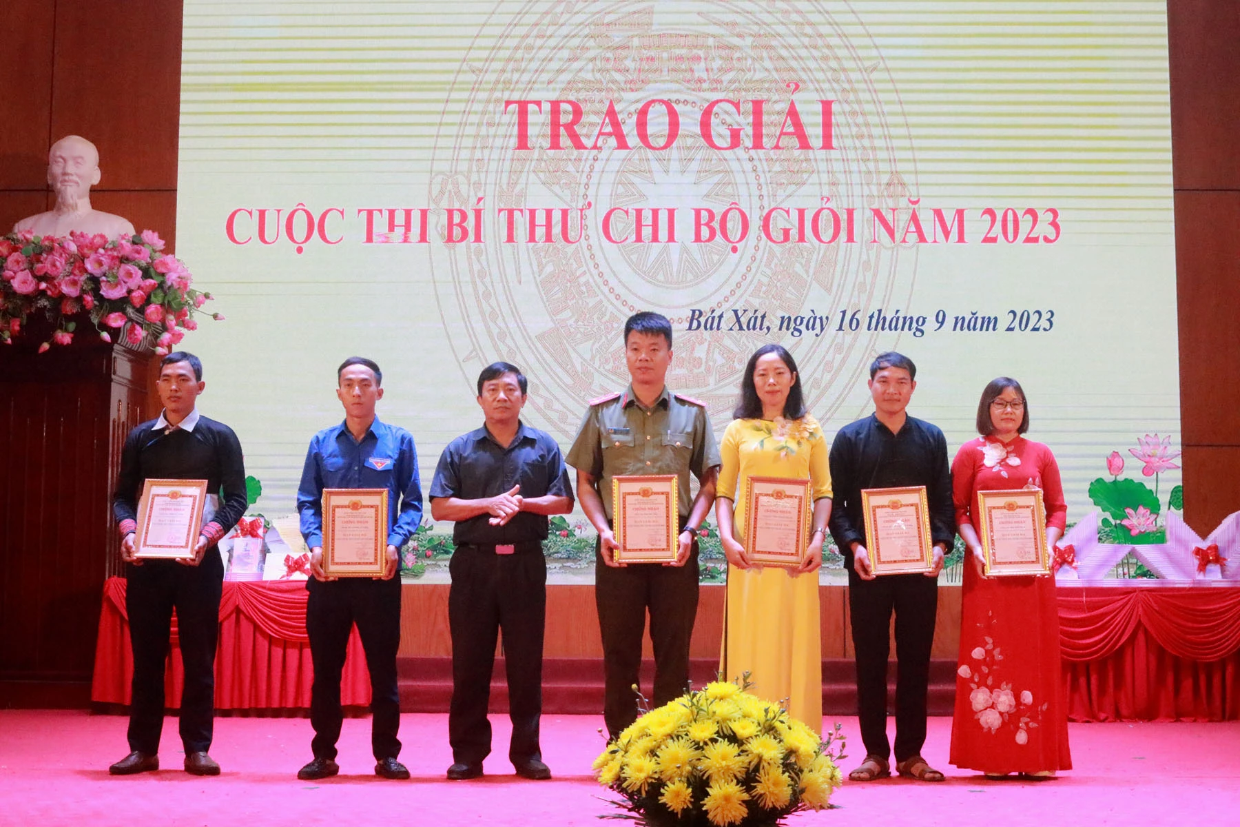 Trao gải Ba cho các thí sinh.jpg