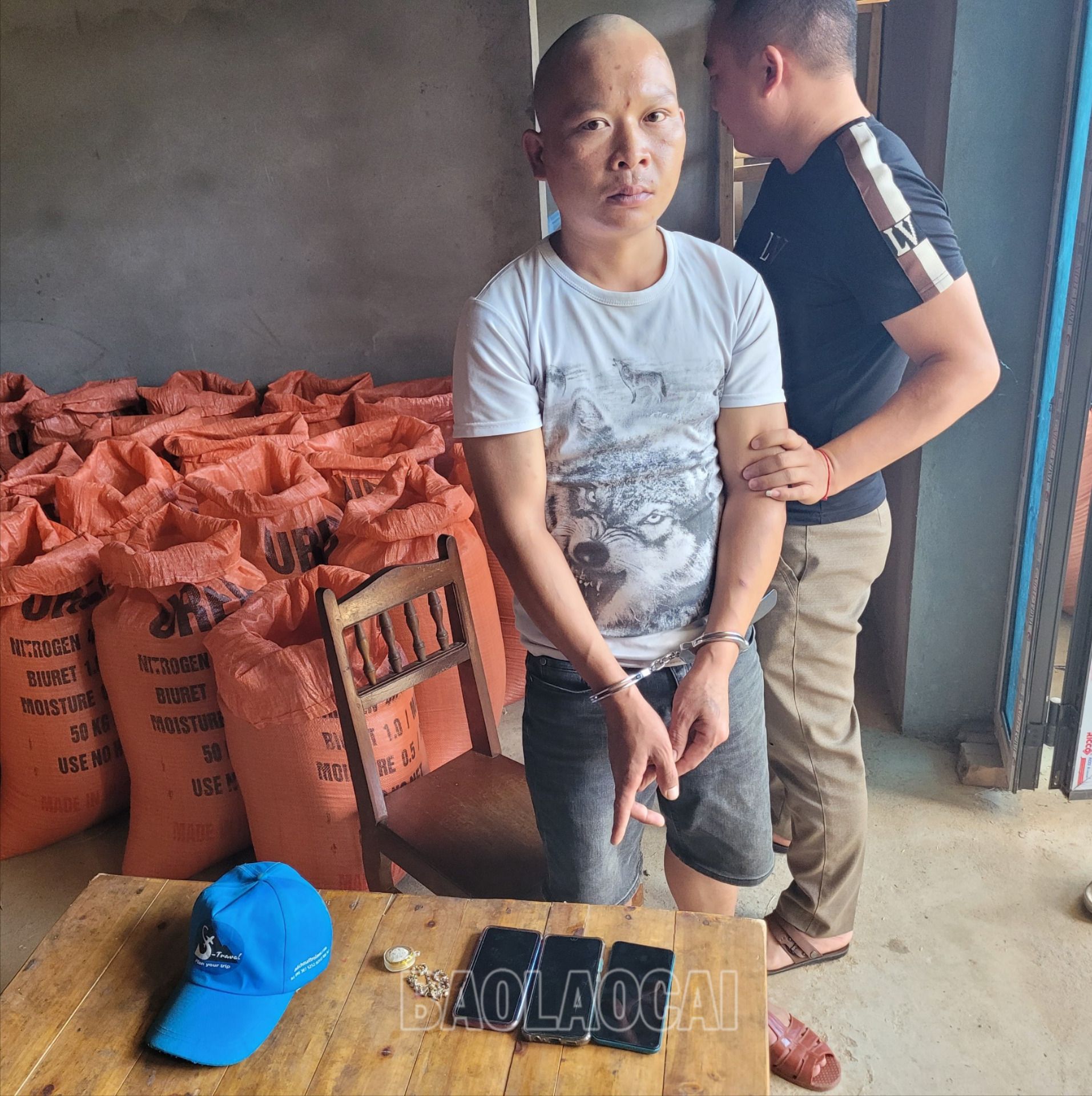 Đối tượng Nùng Ỷ Sình bị bắt giữ cùng tang vật. Ảnh 1. Đối tượng Nùng Ỷ Sình cùng toàn bộ tang vật .jpg