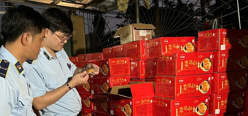 Các sản phẩm bánh trung thu không rõ nguồn gốc bị lực lượng chức năng thu giữ tại thành phố Hà Nội.