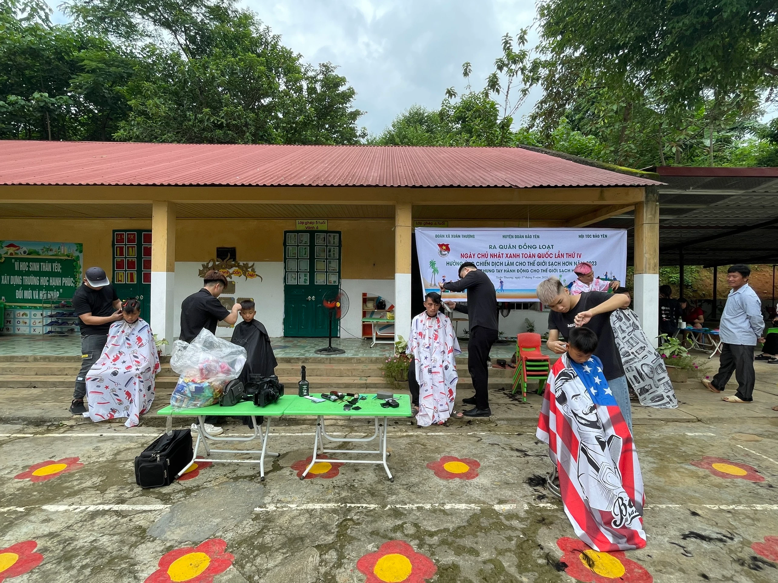 Cắt tóc miễn phí cho người dân bản 6 Vành, xã Xuân Thượng - Copy.jpg