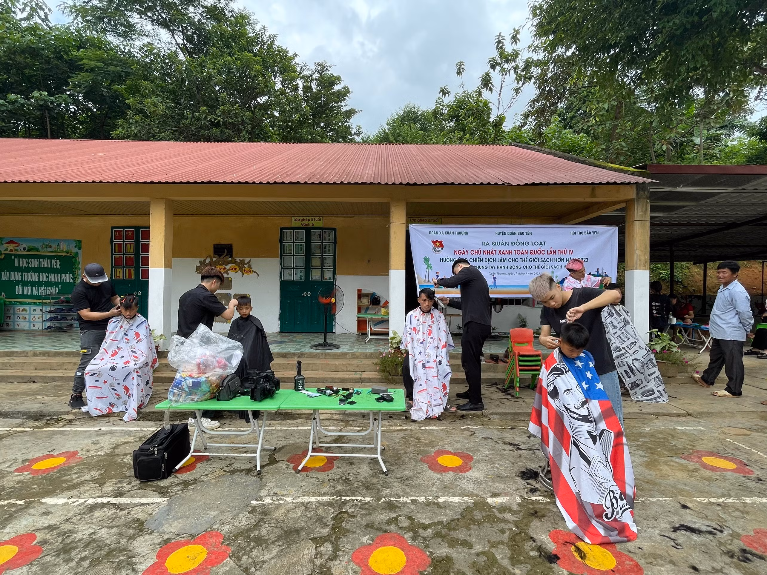 Cắt tóc miễn phí cho người dân bản 6 Vành, xã Xuân Thượng - Copy.jpg