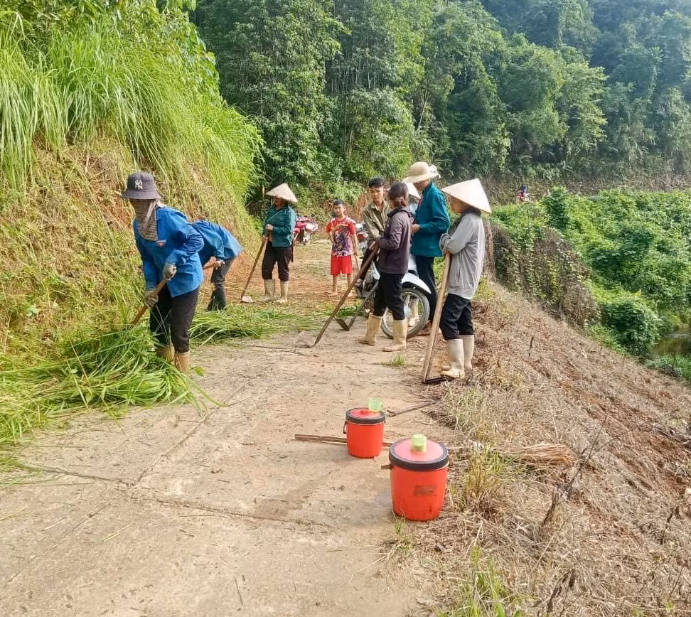 Chăm sóc tuyến đường Thanh niên tự quản tại xã Cam Cọn - Copy.jpg