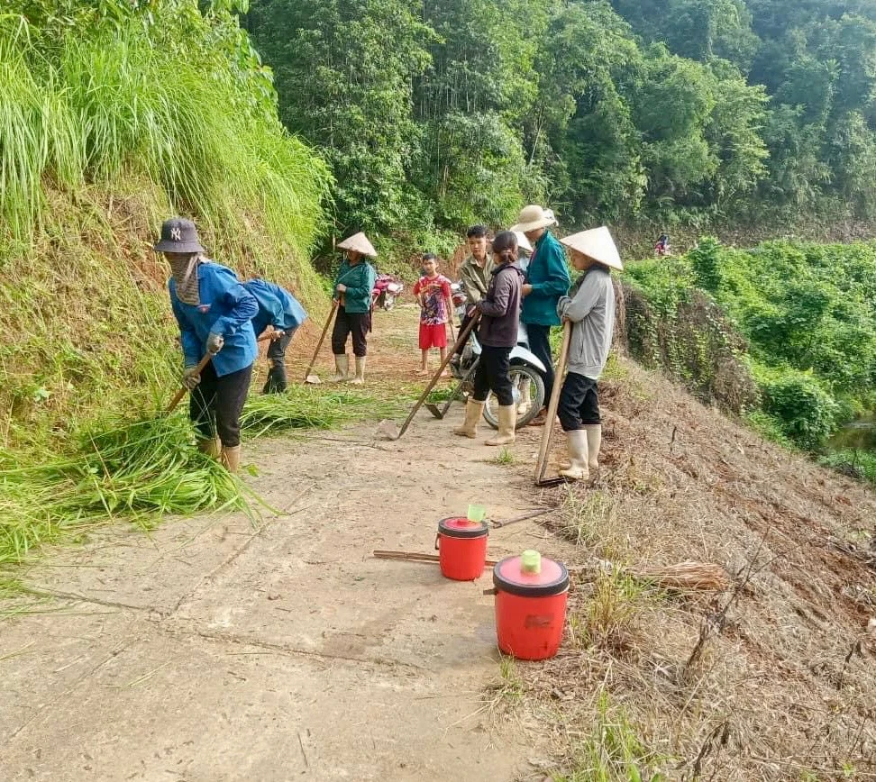 Chăm sóc tuyến đường Thanh niên tự quản tại xã Cam Cọn - Copy.jpg
