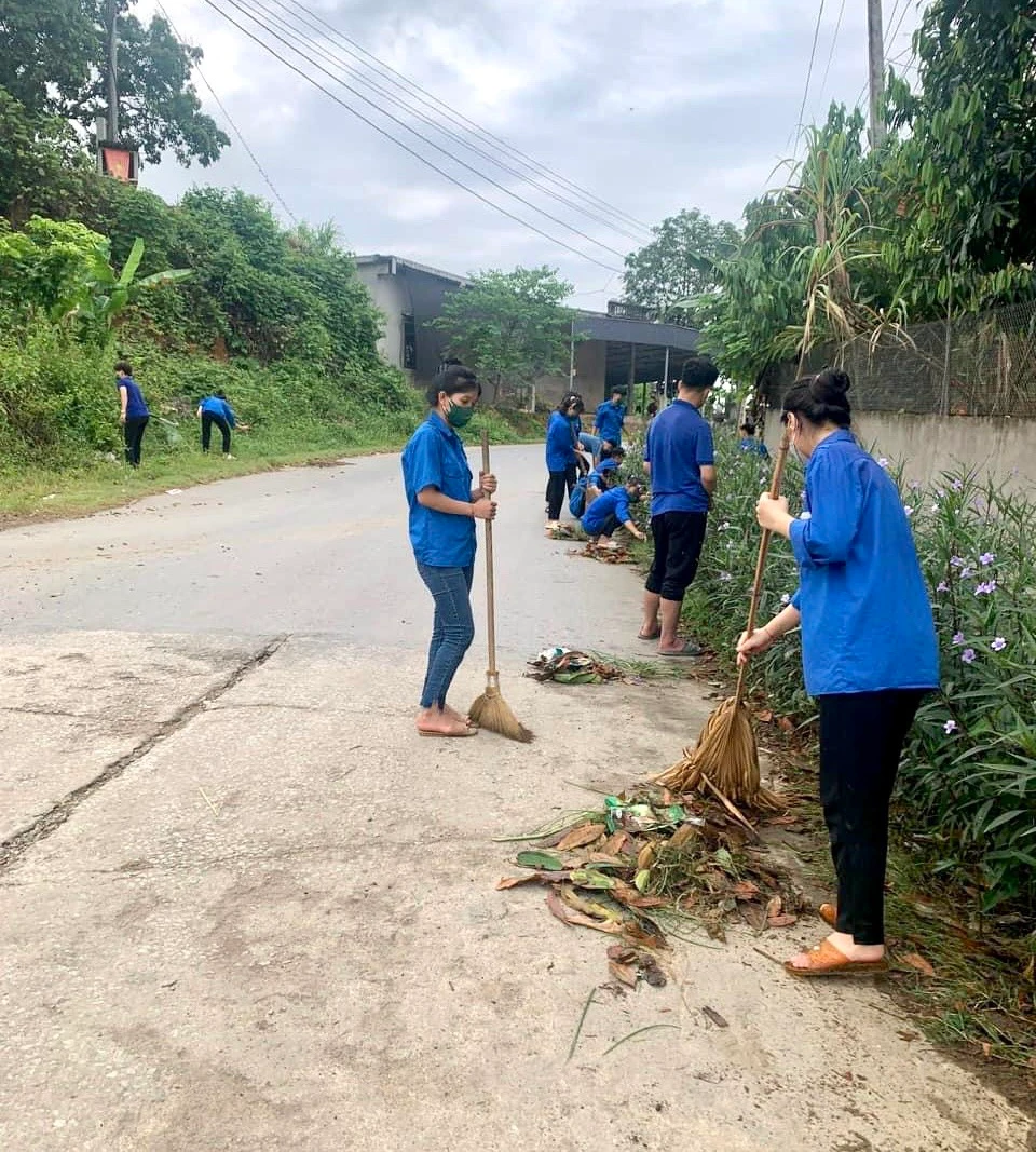 Chăm sóc tuyến đường hoa tại xã Bảo Hà - Copy.jpg