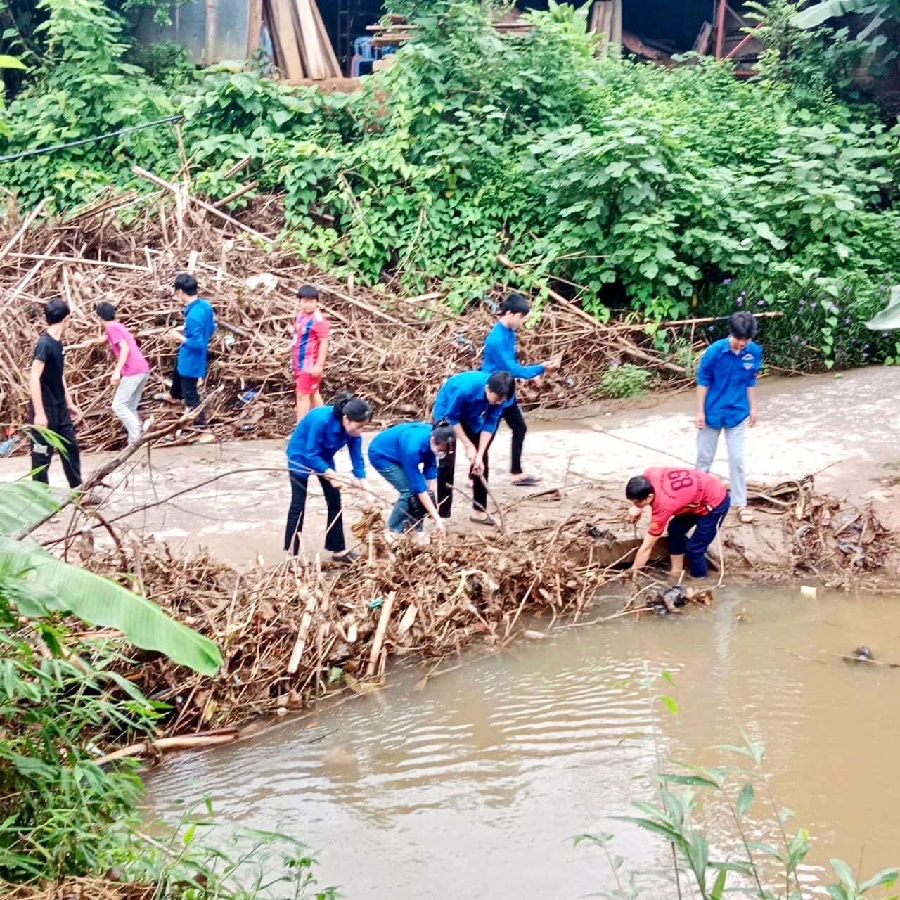 Thu gom rác thải, vệ sinh lòng suối tại xã Yên Sơn.jpg