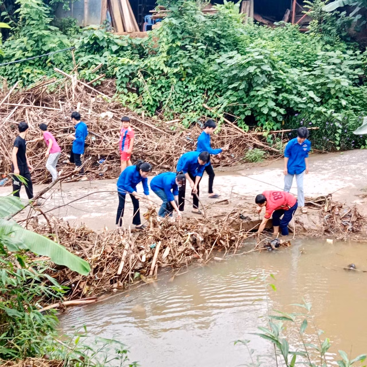 Thu gom rác thải, vệ sinh lòng suối tại xã Yên Sơn.jpg