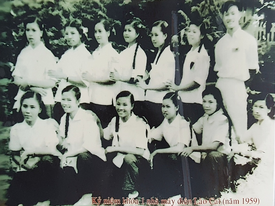Khóa 1 Nhà máy Điện Lào Cai (bà Vũ Thị Hồng Quý - người đứng hàng trên, ngoài cùng, bên trái). Ảnh tư liệu 4.jpg
