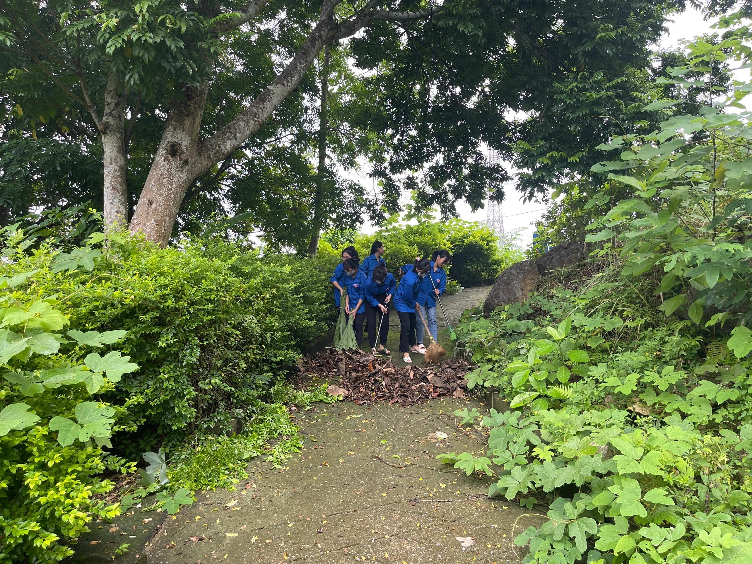 Quét dọn vệ sinh tại Di tích Chiến thắng đồn Phố Ràng.