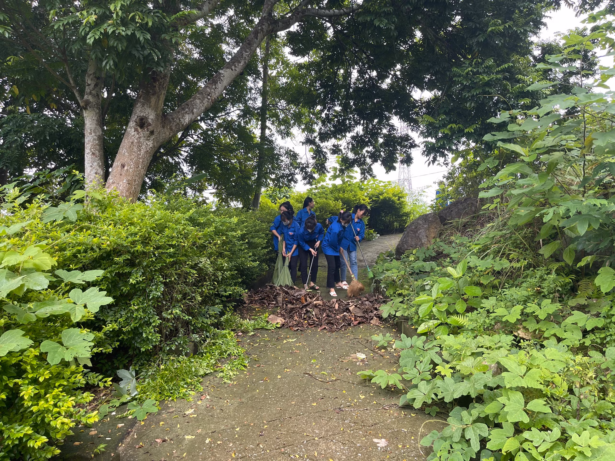 Quét dọn vệ sinh tại Di tích Chiến thắng đồn Phố Ràng.