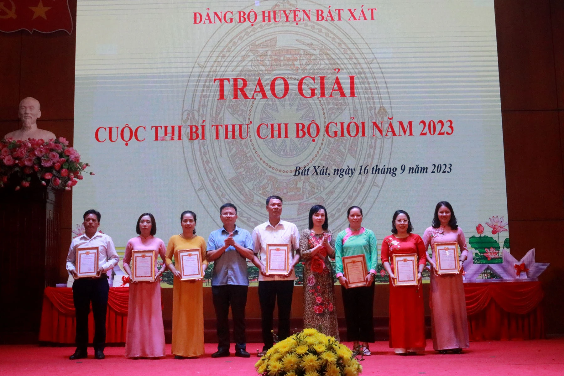 Trao giải Khuyến khích cho các thí sinh.jpg