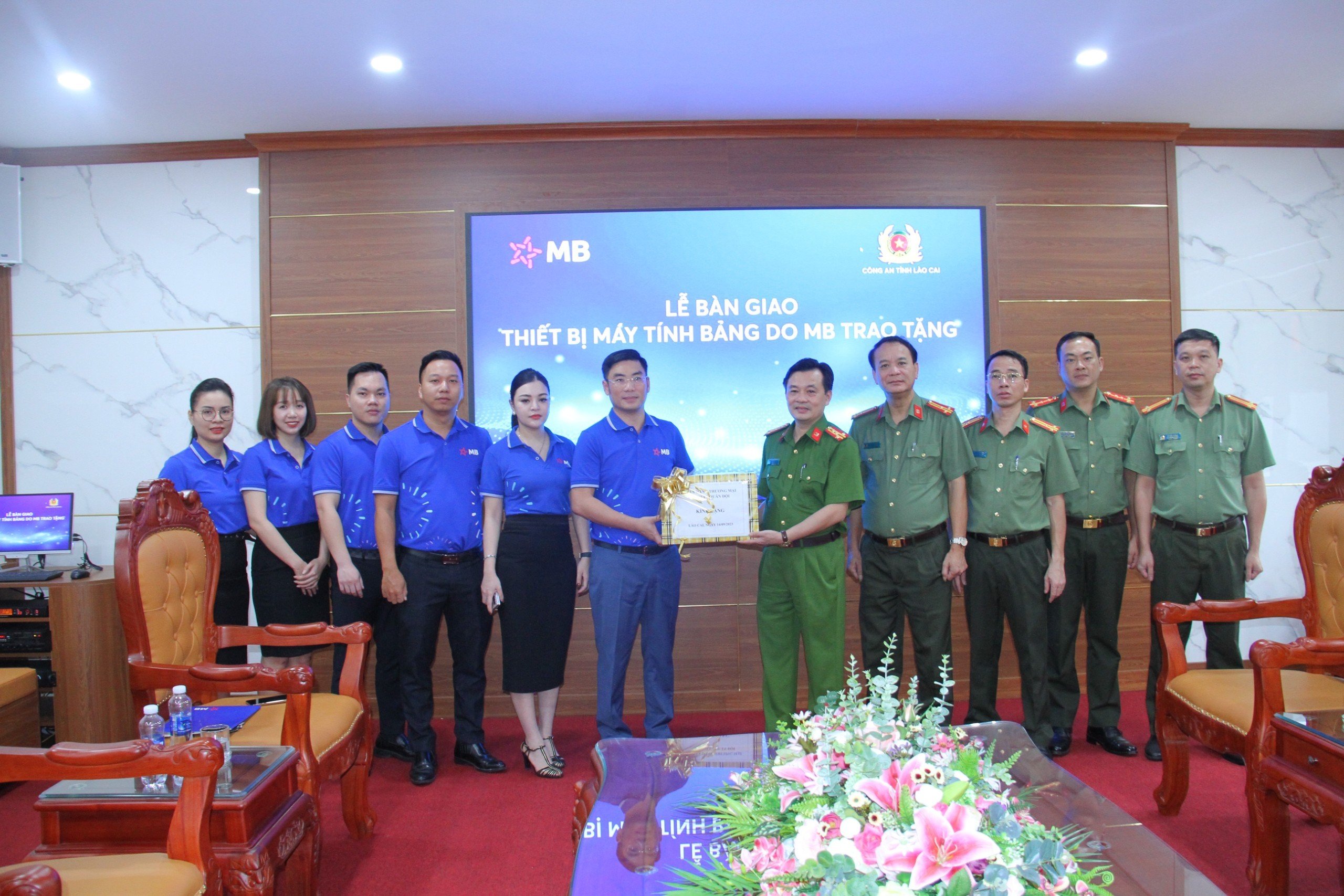Lãnh đạo Ngân hàng Thương mại cổ phần Quân đội Chi nhánh Lào Cai trao hỗ trợ cho Công an tỉnh Lào Cai. Lãnh đạo Ngân hàng MB chi nhánh Lào Cai trao tặng 50 máy tính bảng cho Công an tỉnh Lào Cai..jpg