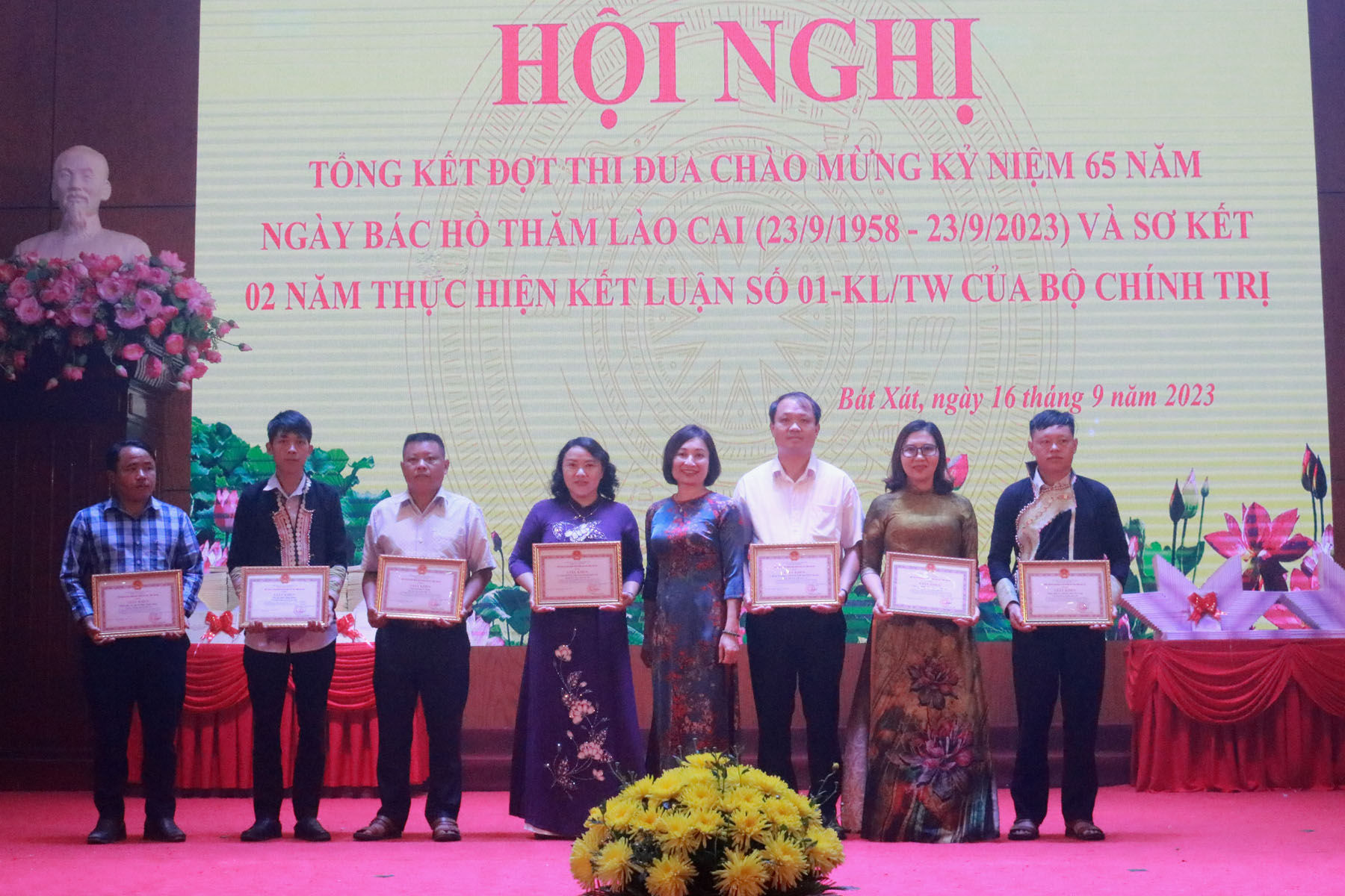 Tặng giấy khen cho các tập thể.jpg