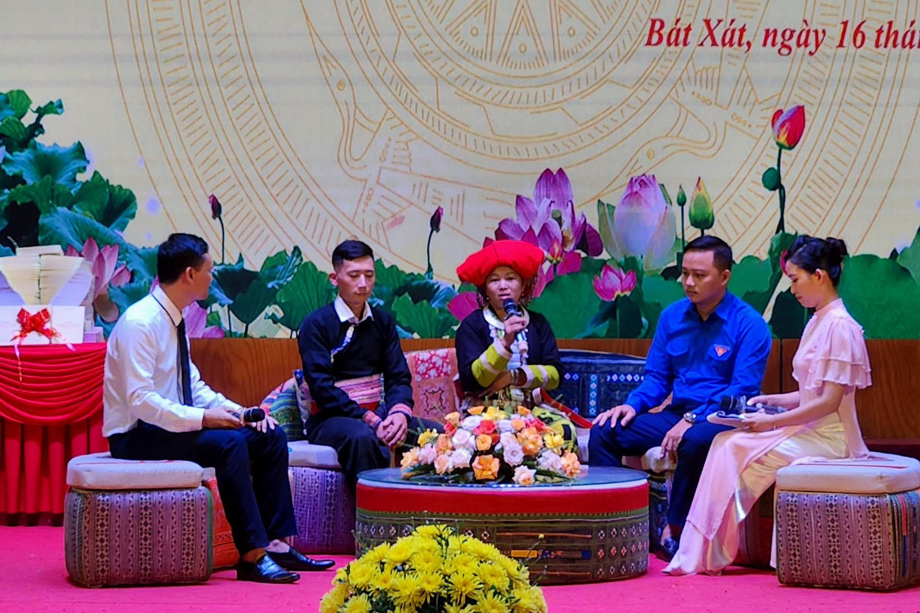 Giao lưu giữa các điển hình tiên tiến. Giao lưu với các điển hình tiên tiến.jpg