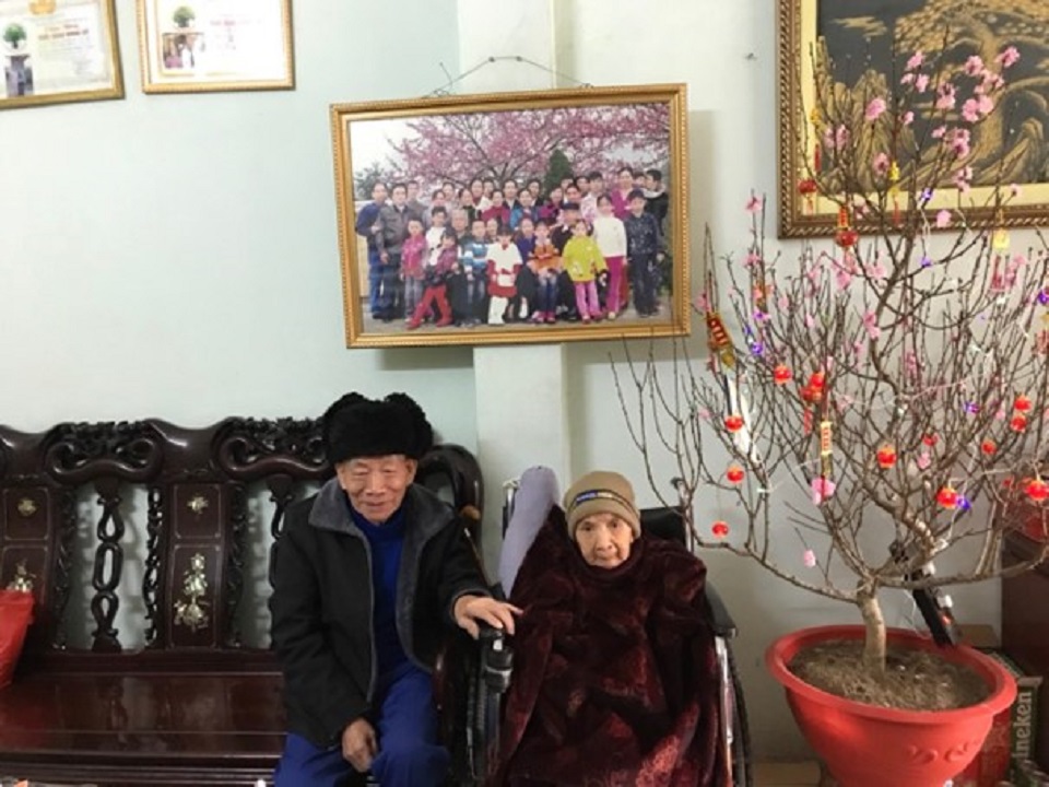 Vợ chồng bà Quý chụp ảnh tết năm 2021. 9.jpg