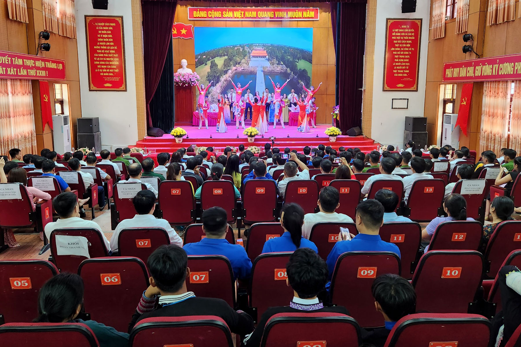 Quang cảnh hội nghị tổng kết. Quang canh hội nghị.jpg