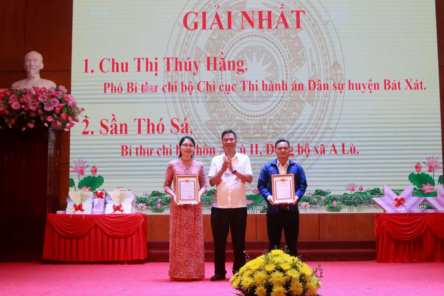 Trao giải Nhất cho các thí sinh.jpg