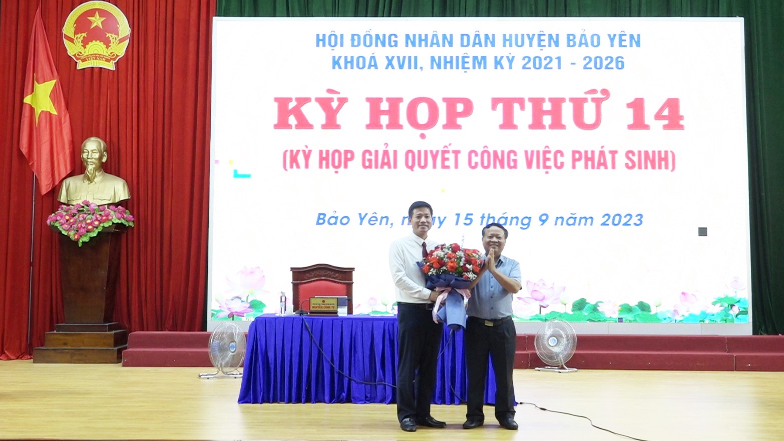 Đồng chí Nguyễn Trọng Hài, Ủy viên Ban Thường vụ Tỉnh ủy, Phó Chủ tịch UBND tỉnh tặng hoa chúc mừng tân Phó Chủ tịch UBND huyện Bảo Yên. Đồng chí Nguyễn Trọng Hài - Ủy viên BTV, Phó Chủ tịch UBND tỉnh tặng hoa chúc mừng tân Phó Chủ tịch UBND huyện Bảo Yên.jpg
