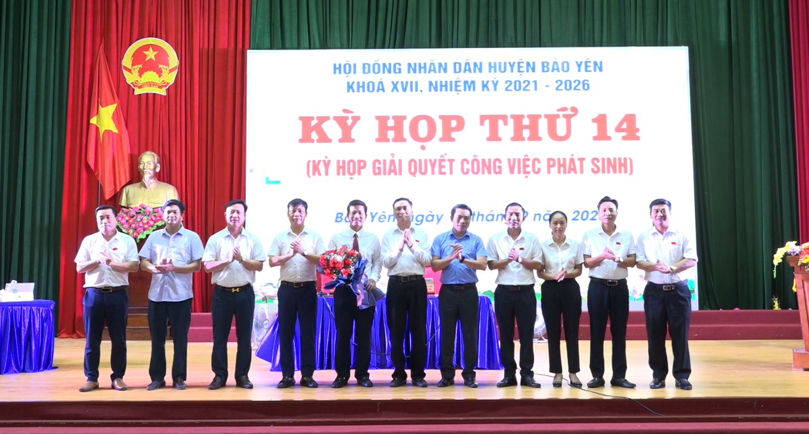 Huyện ủy, HĐND, UBND, Ủy ban MTTQ Việt Nam huyện Bảo Yên, các đồng chí trong Ban Thường vụ Huyện ủy Bảo Yên tặng hoa chúc mừng tân Phó Chủ tịch UBND huyện. Huyện ủy, HĐND, UBND, UB MTTQ VN huyện, các đồng chí Trong BTV Huyện ủy Bảo Yên tặng hoa chúc mừng.jpg