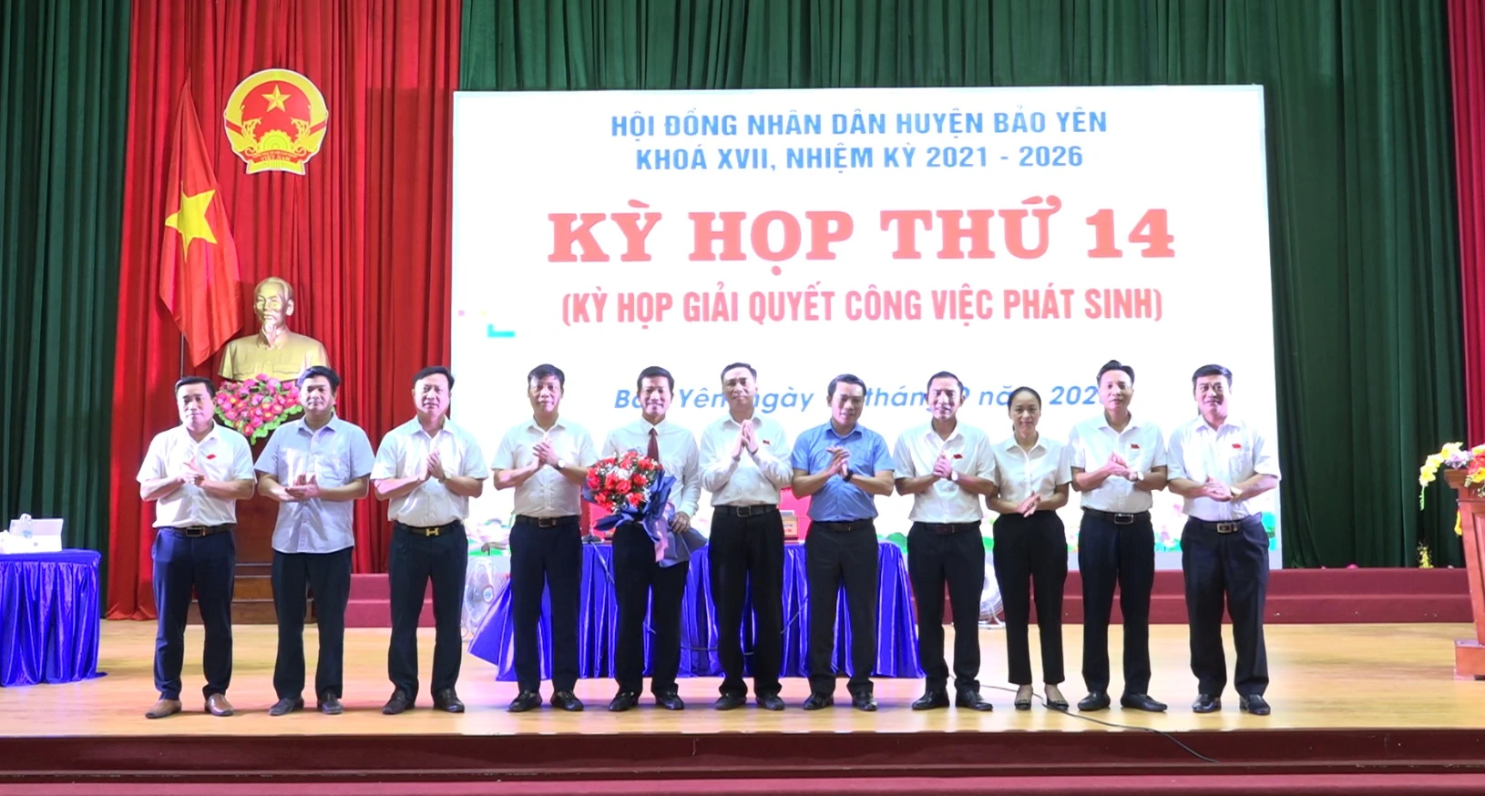 Huyện ủy, HĐND, UBND, UB MTTQ VN huyện, các đồng chí Trong BTV Huyện ủy Bảo Yên tặng hoa chúc mừng.jpg