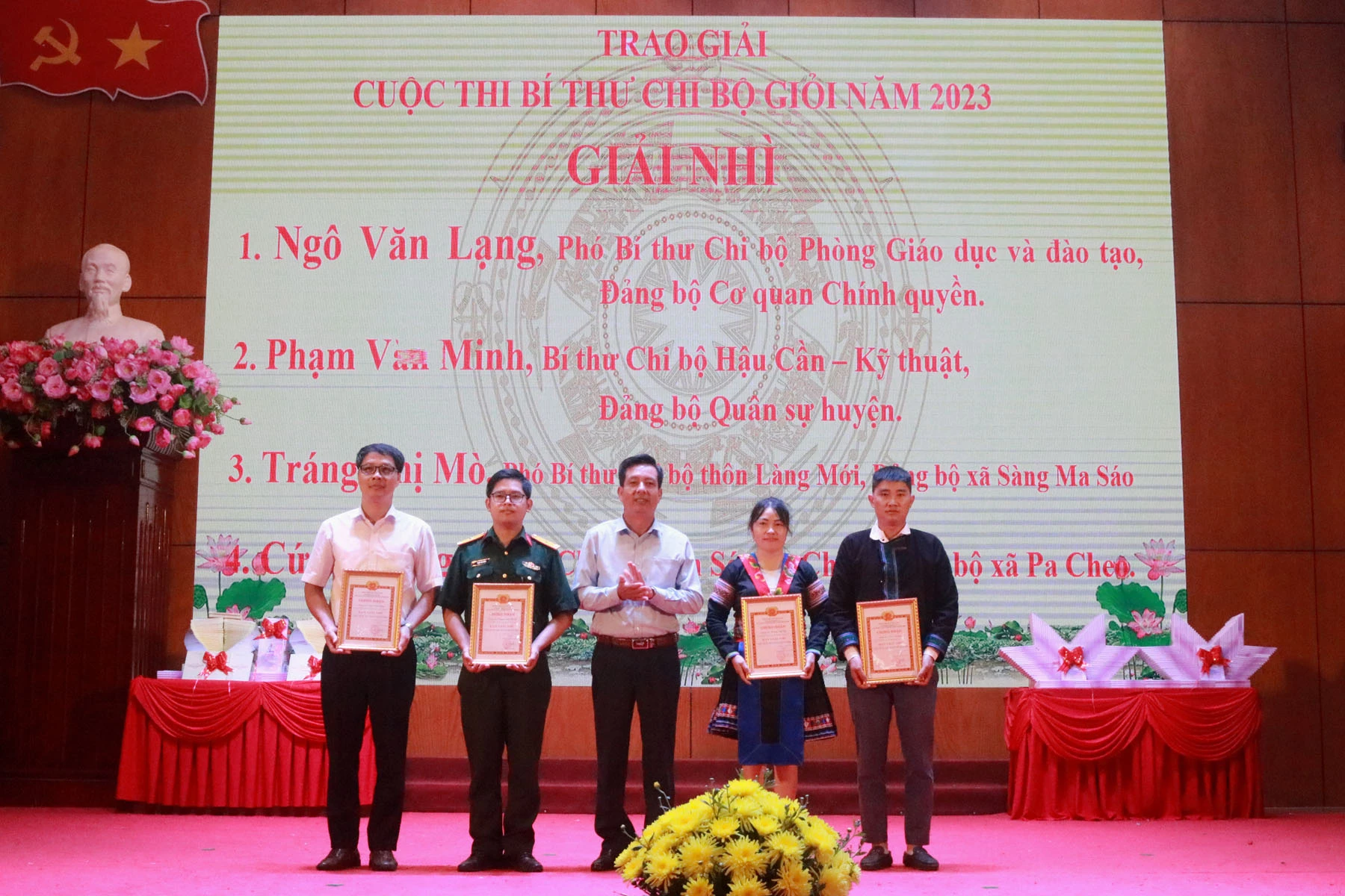 Trao giải Nhì cho các thí sinh.jpg