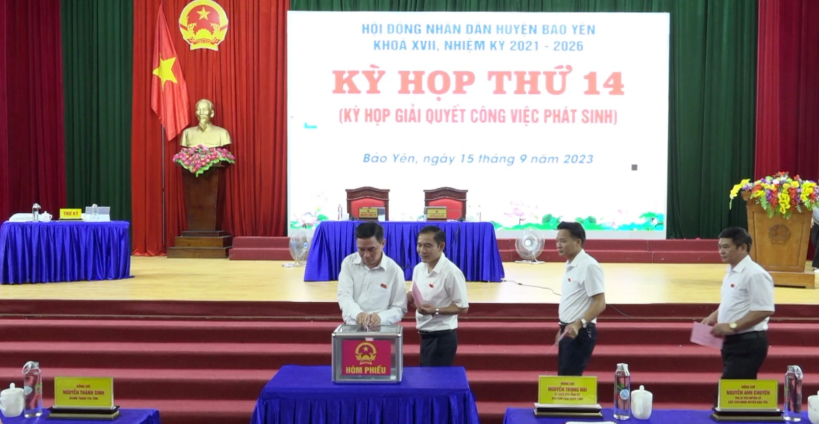 Kỳ họp tiến hành bỏ phiếu tín nhiệm chức danh Phó Chủ tịch UBND huyện.jpg