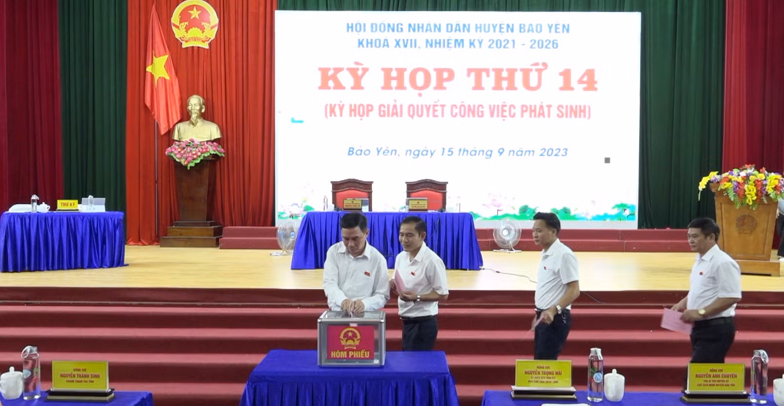 Kỳ họp tiến hành bỏ phiếu tín nhiệm chức danh Phó Chủ tịch UBND huyện.jpg