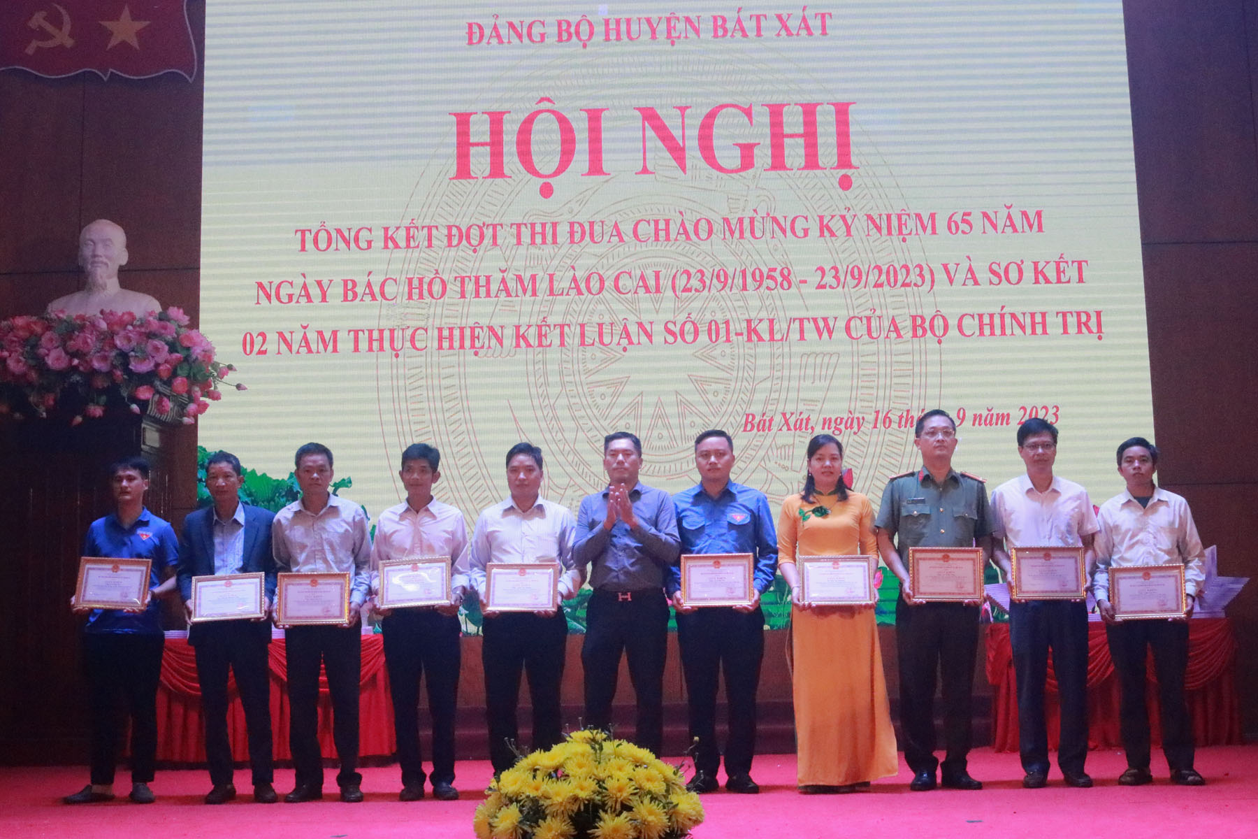 Khen thưởng các tập thể và cá nhân đạt thành tích xuất sắc trong đợt thi đua. Khen thưởng các cá nhân.jpg