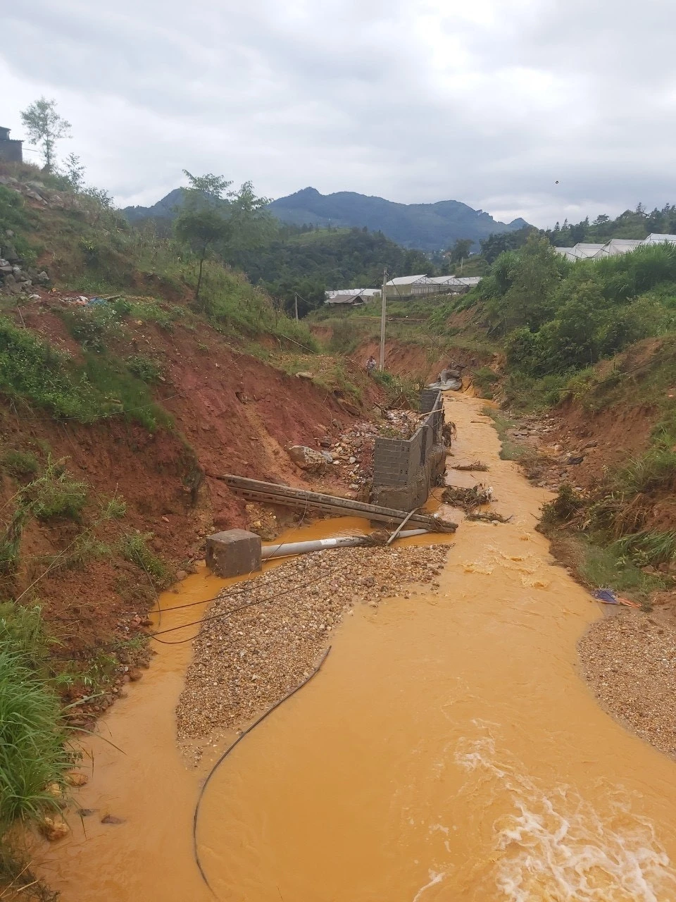 Mưa lũ gây thiệt hại hệ thống điện lưới tại nhiều thôn bản.