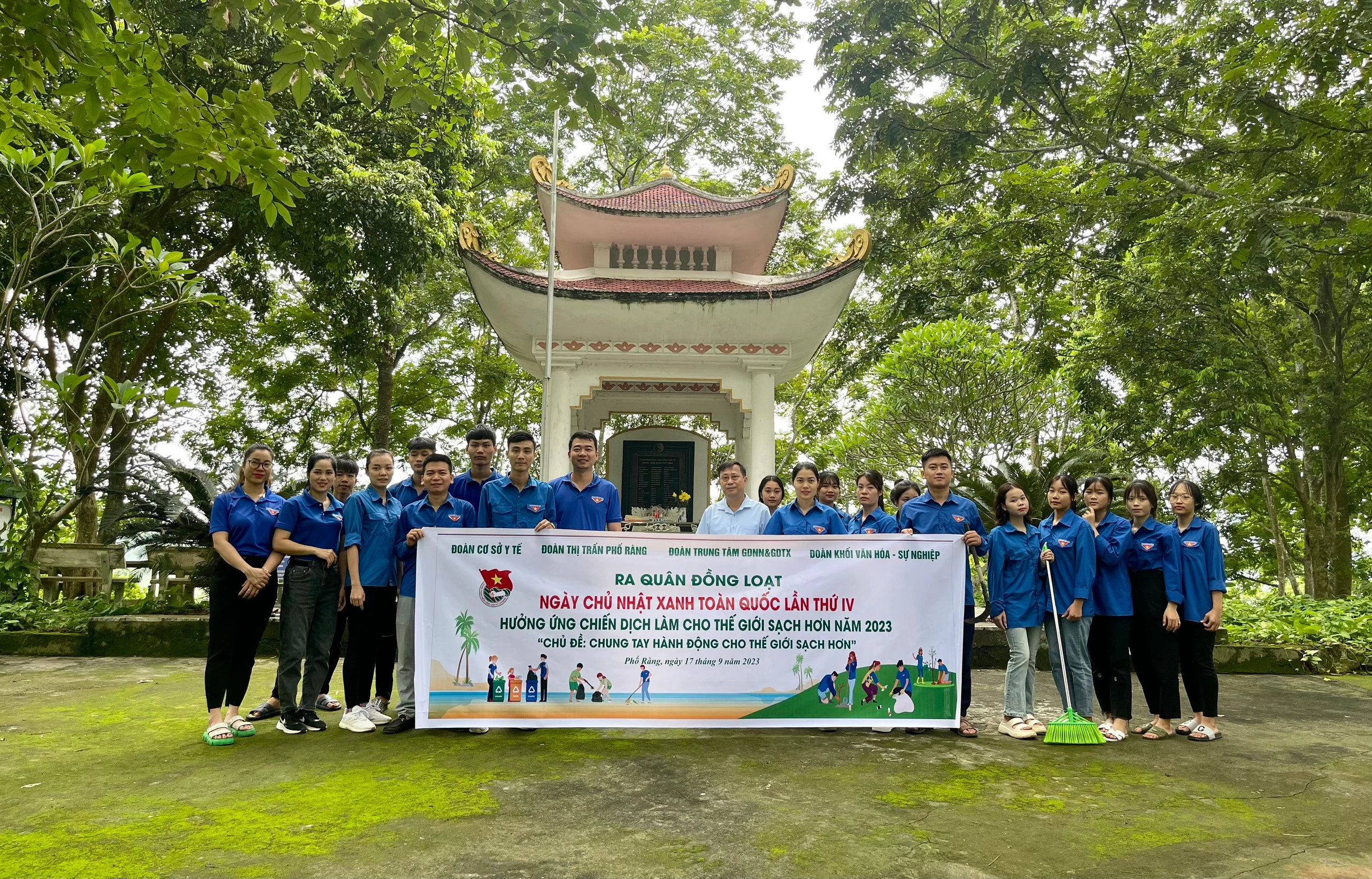 Các cơ sở đoàn phối hợp tham gia quét dọn vệ sinh, phát quang bụi rậm tại Di tích Chiến thắng Đồn Phố Ràng - Copy.jpg