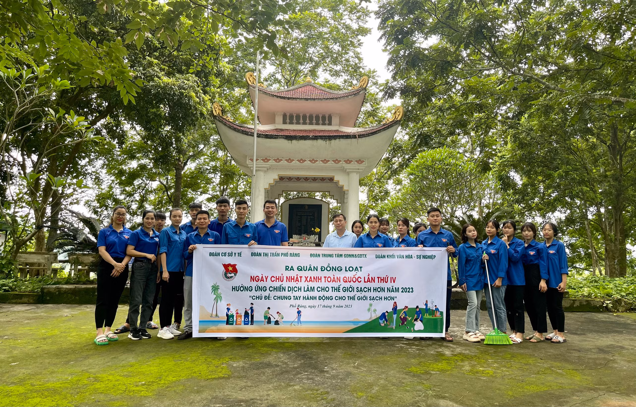 Các cơ sở đoàn phối hợp tham gia quét dọn vệ sinh, phát quang bụi rậm tại Di tích Chiến thắng Đồn Phố Ràng - Copy.jpg