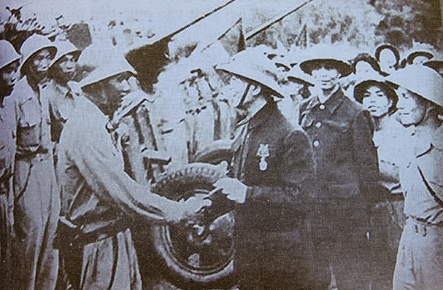 Đại tướng Võ Nguyên Giáp kiểm tra pháo binh trước khi diễn ra trận đánh mở màn tại trung tâm đề kháng Him Lam tháng 3/1954. Ảnh tư liệu: Vov.vn