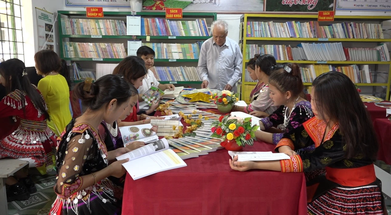 Các em học sinh hưởng ứng ngày đọc sách.jpg