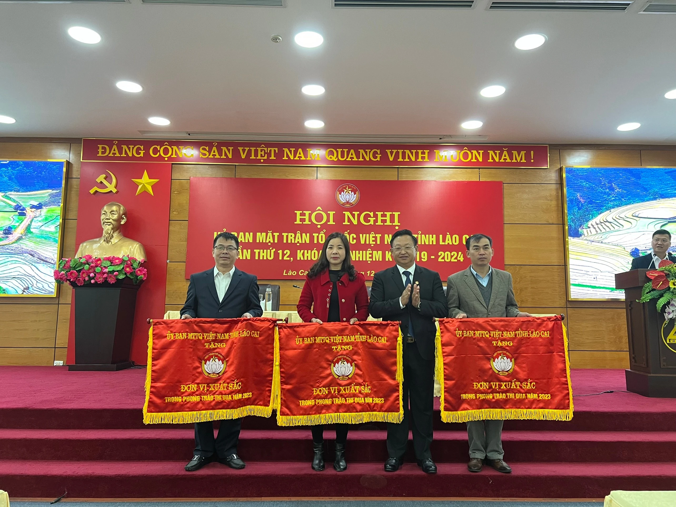 Ủy ban MTTQ Việt Nam thành phố Lào Cai nhận Cờ thi đua của MTTQ Việt Nam tỉnh.