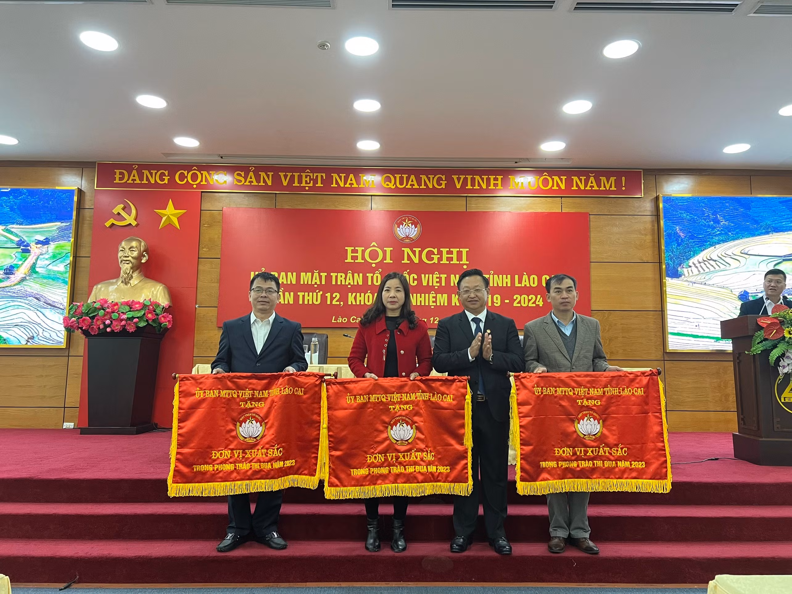 Ủy ban MTTQ Việt Nam thành phố Lào Cai nhận Cờ thi đua của MTTQ Việt Nam tỉnh.