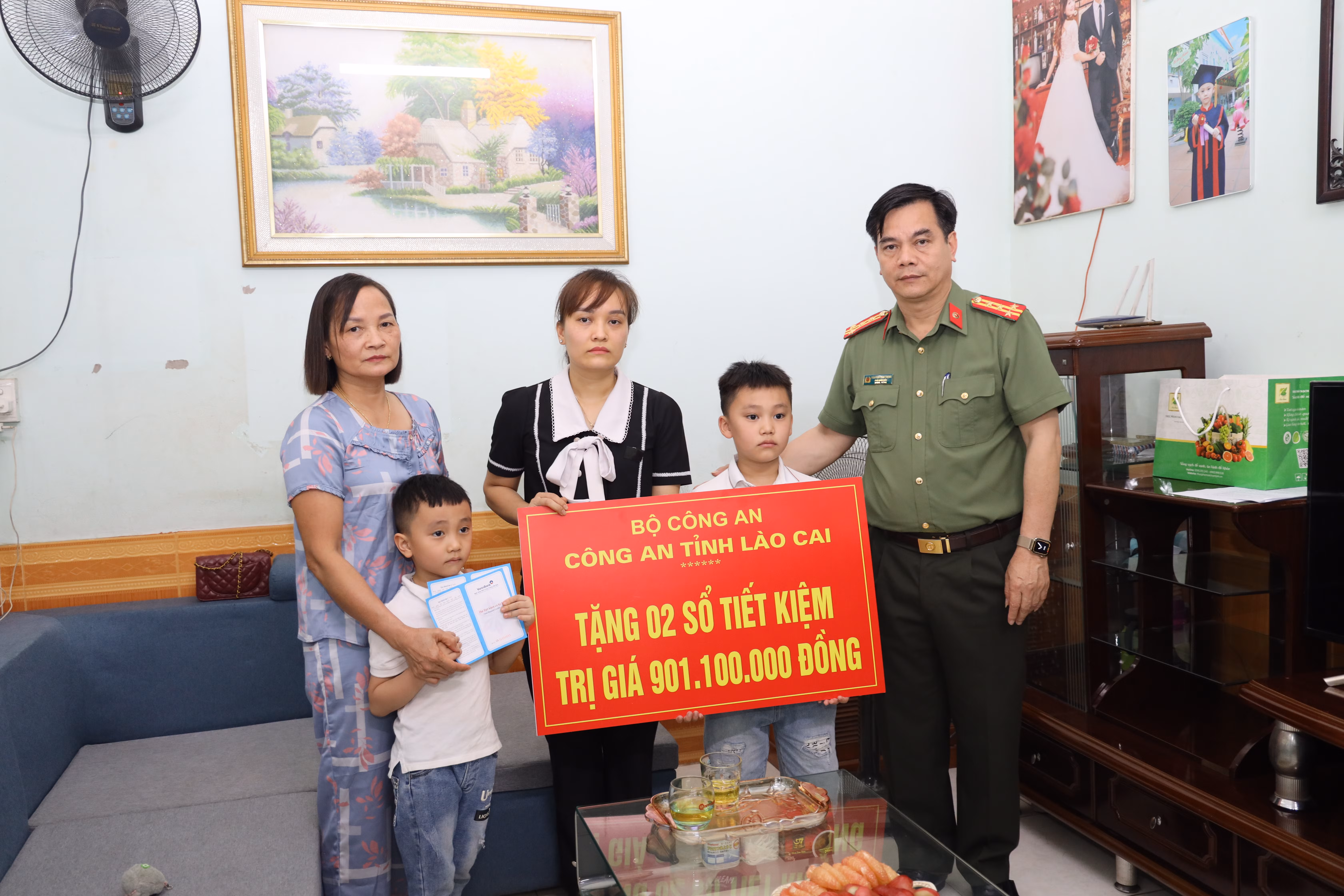 Đại tá Nguyễn Văn Thịnh - Phó giám đốc Công an tỉnh trao 02 sổ tiết kiệm cho gia đình.JPG