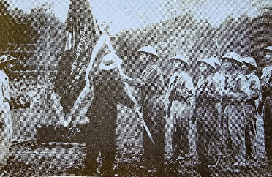 Đại tướng Võ Nguyên Giáp trao lá cờ "Quyết chiến, Quyết thắng" cho ông Lê Trọng Tấn - Đại đoàn trưởng Đại đoàn 312 tháng 5/1954. Ảnh: vov.vn