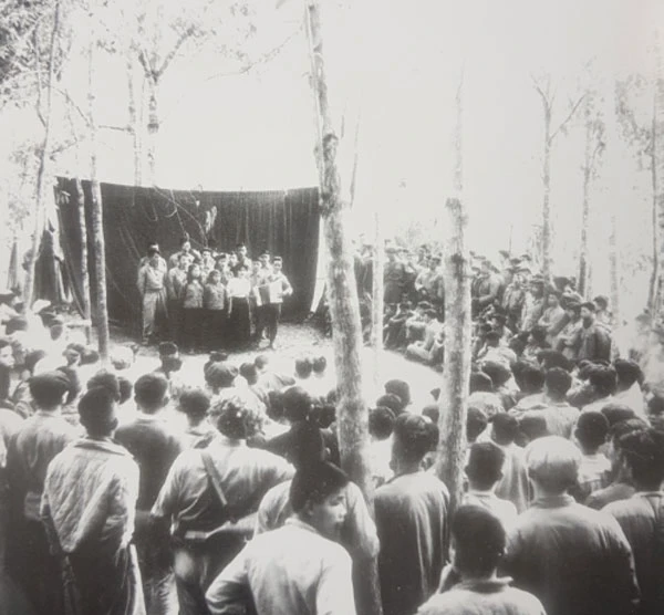 Văn công phục vụ bộ đội, dân công tại mặt trận Điện Biên Phủ.