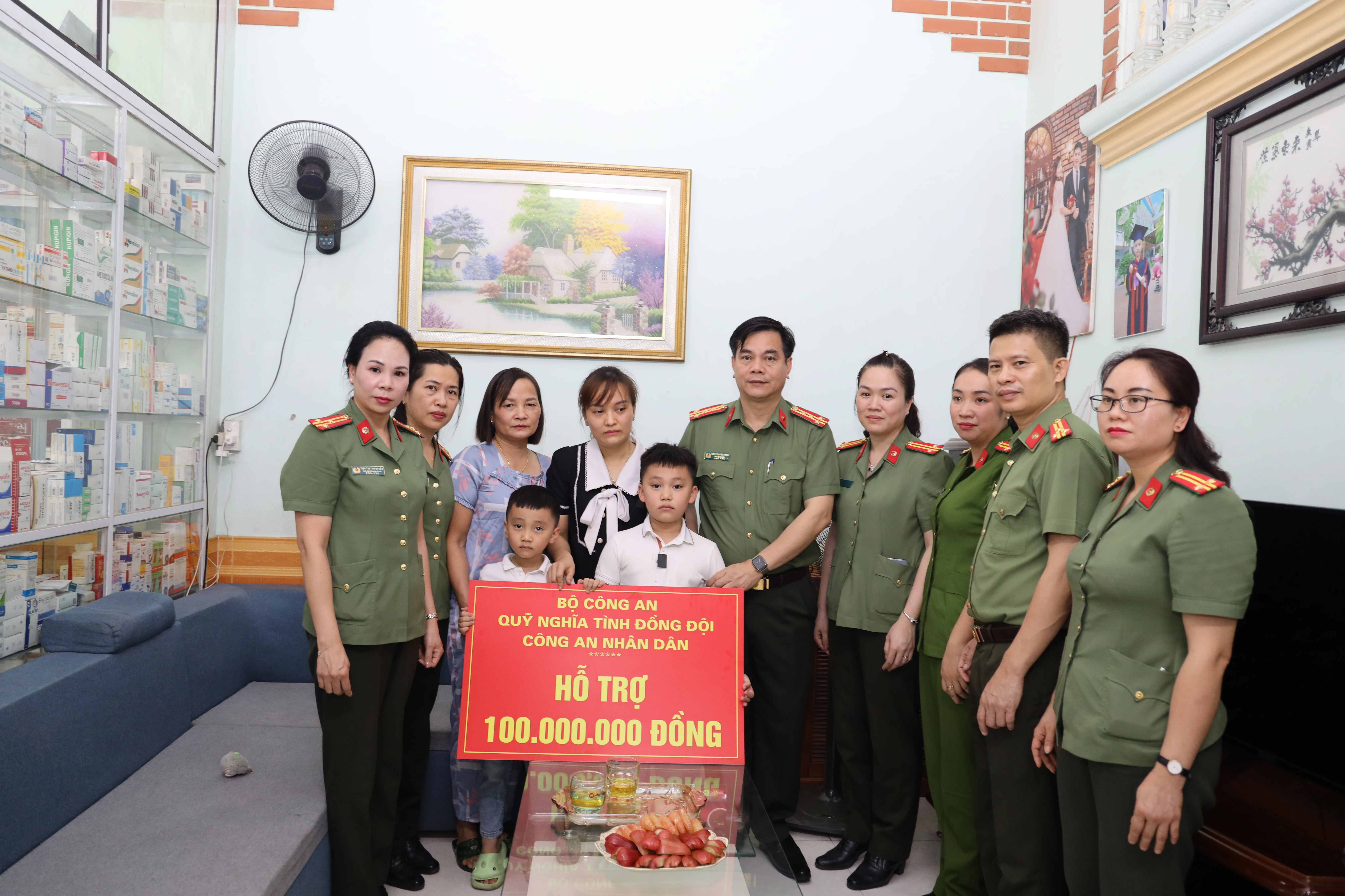 Đoàn công tác trao 100 triệu đồng từ quỹ nghĩa tình đồng đội của Bộ Công an cho gia đình.JPG