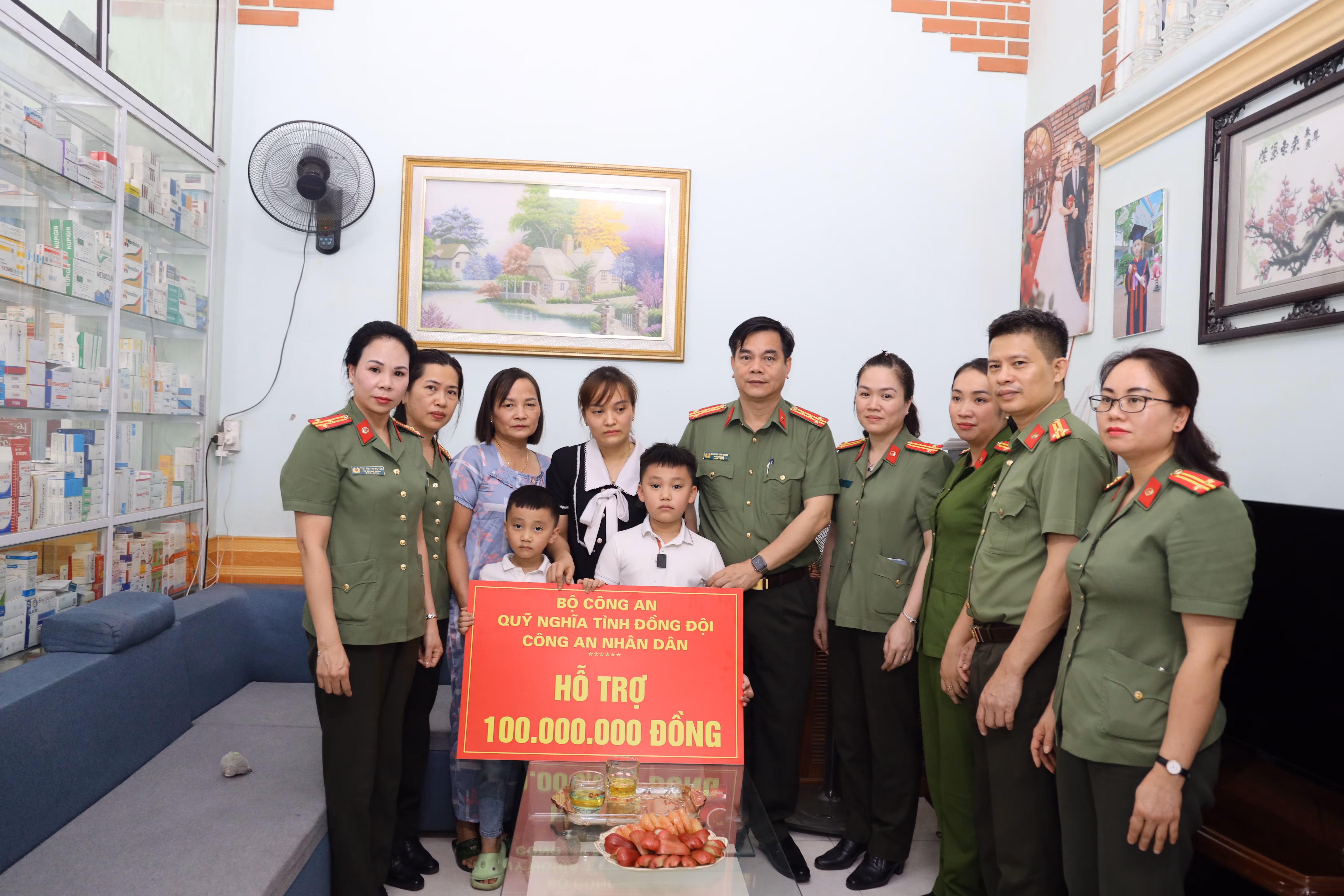 Đoàn công tác trao 100 triệu đồng từ quỹ nghĩa tình đồng đội của Bộ Công an cho gia đình.JPG