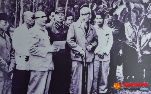 Hàng đầu từ trái sang: Đồng chí Nguyễn Lương Bằng, Tướng Phạm Kiệt và Chủ tịch Hồ Chí Minh - Ảnh: Tư liệu. Nguyễn Lương bằng 2.jpg