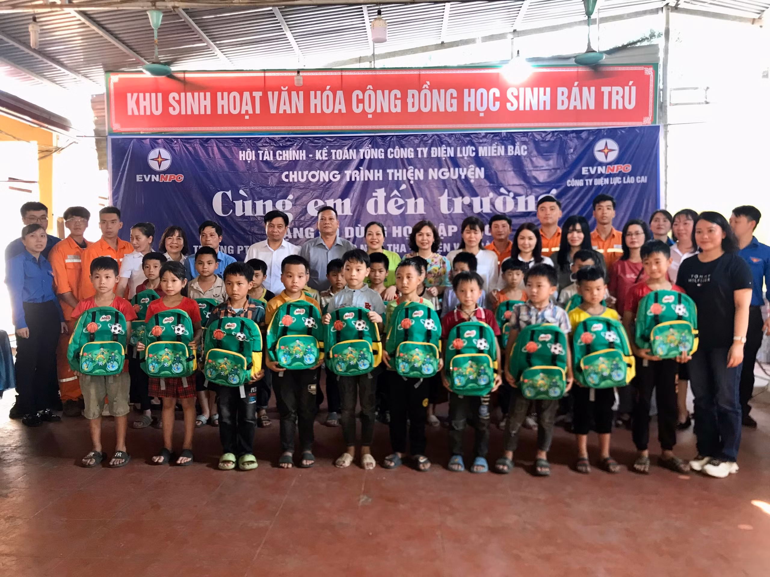 mỗi phần quà bao gồm các đồ dùng học tập thiết yếu.jpg