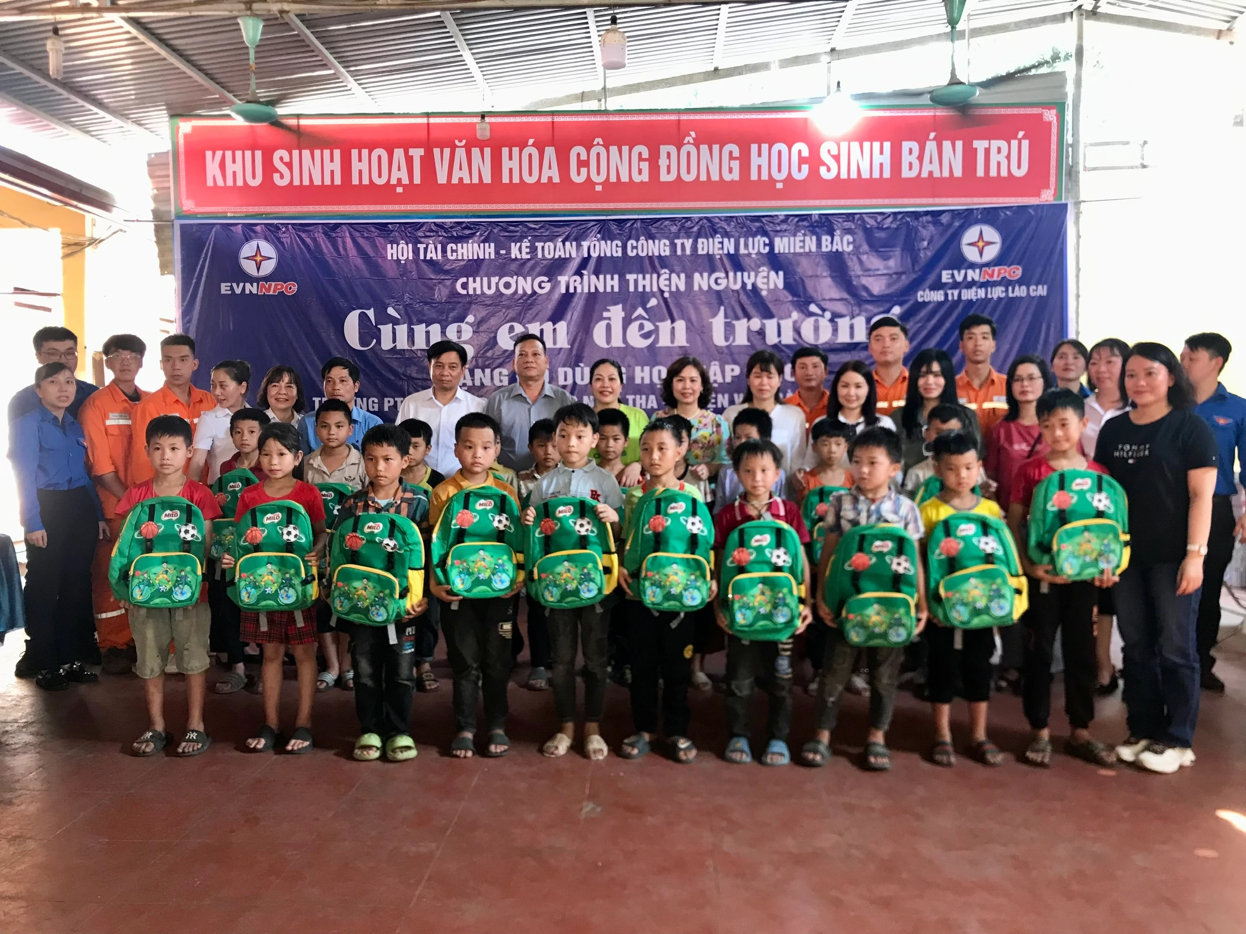 mỗi phần quà bao gồm các đồ dùng học tập thiết yếu.jpg