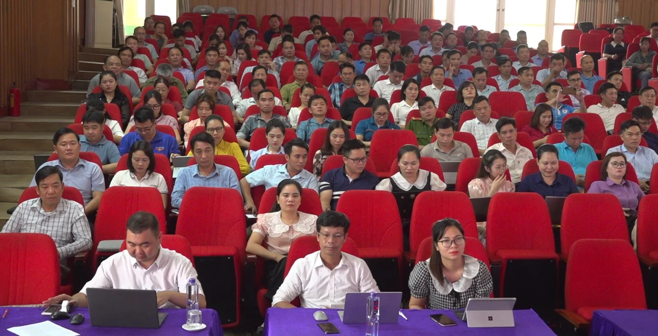 Các học viên nghiêm túc học tập.jpg