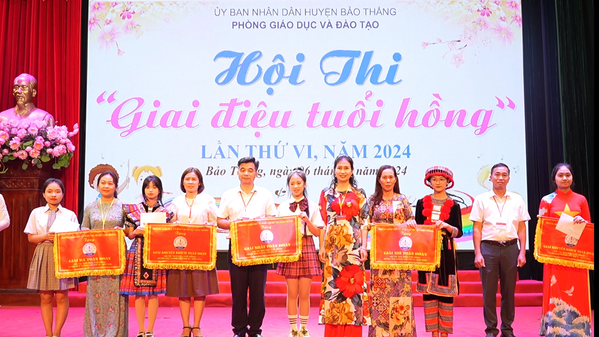 trao giải toàn đoàn cho các đội thi.jpg