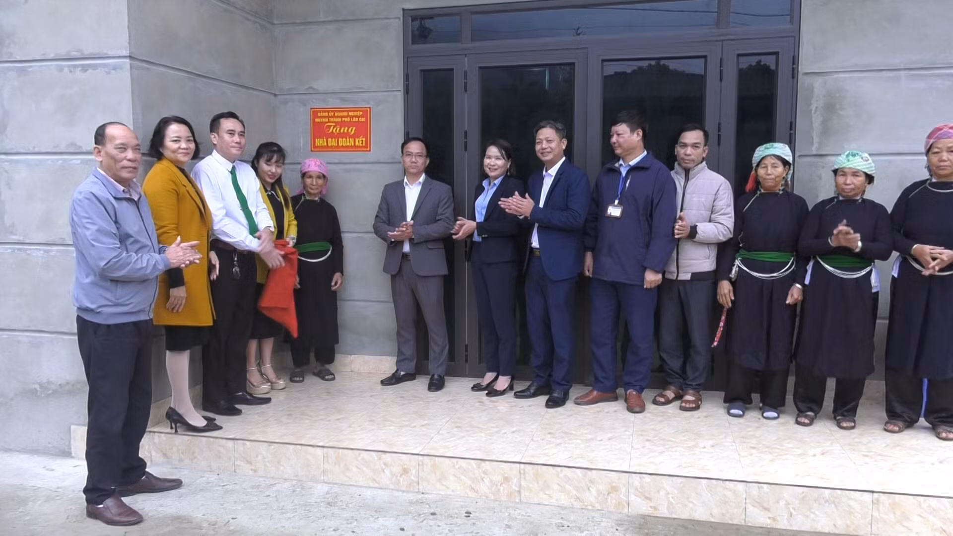 Ủy ban MTTQ thành phố Lào Cai trao nhà đại đoàn kết cho hộ nghèo xã Hợp Thành..png