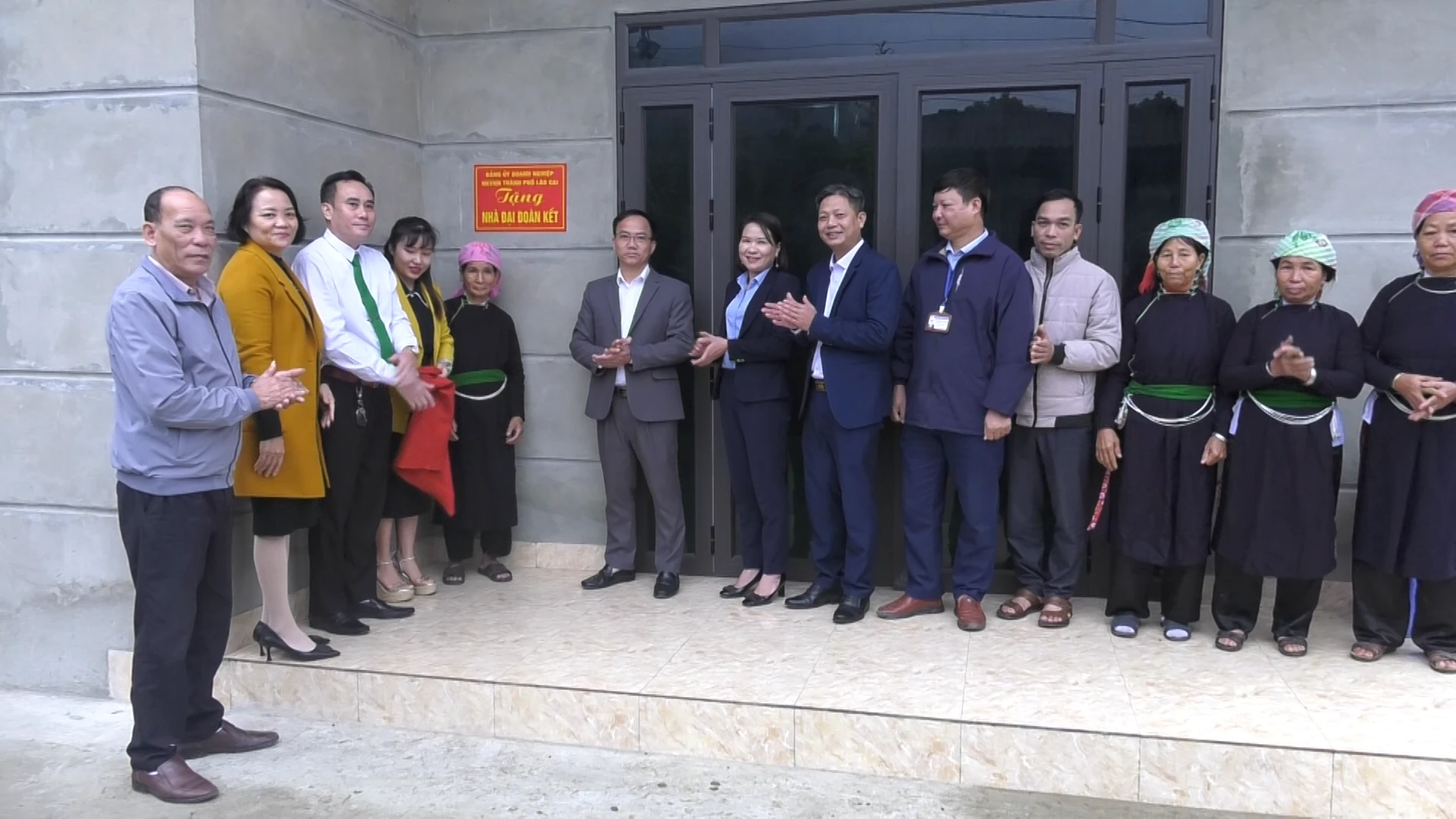 Ủy ban MTTQ thành phố Lào Cai trao nhà đại đoàn kết cho hộ nghèo xã Hợp Thành..png