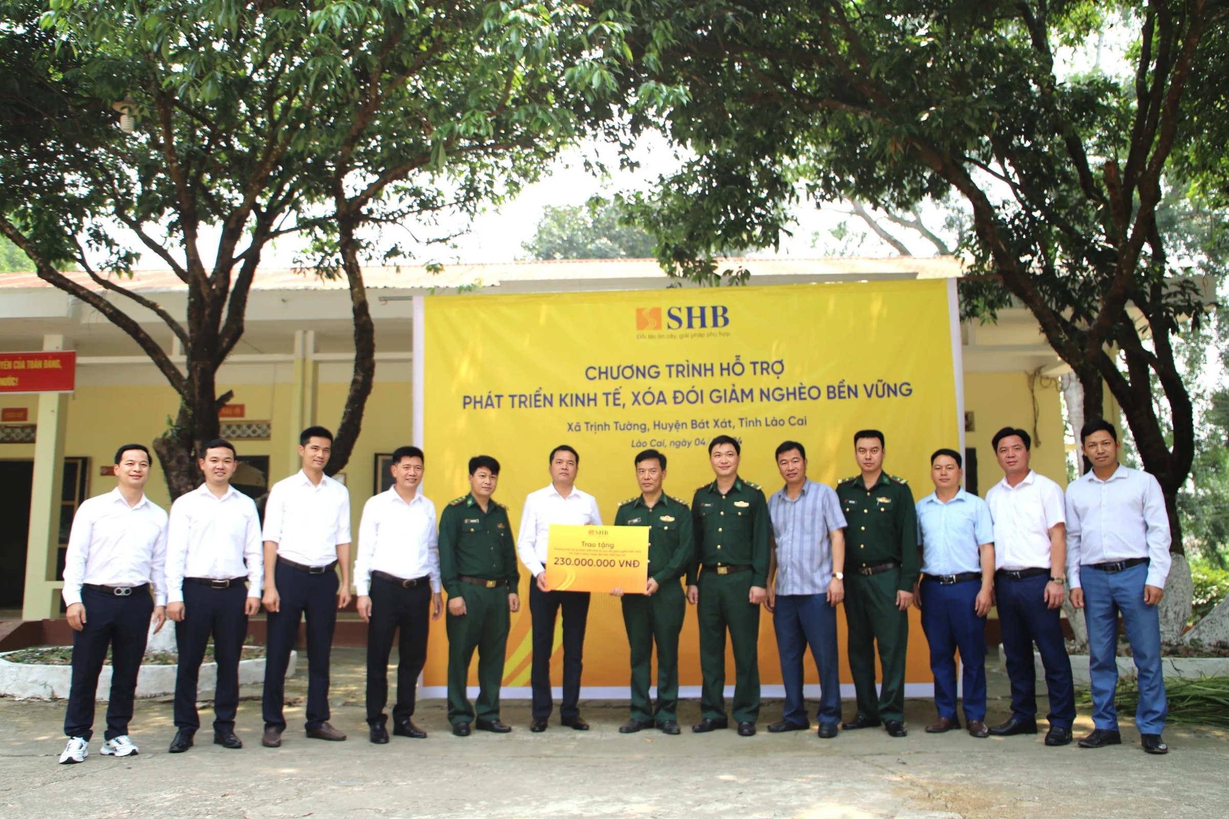 Trao biển hỗ trợ tượng trưng. trao bien tuong trung.jpg
