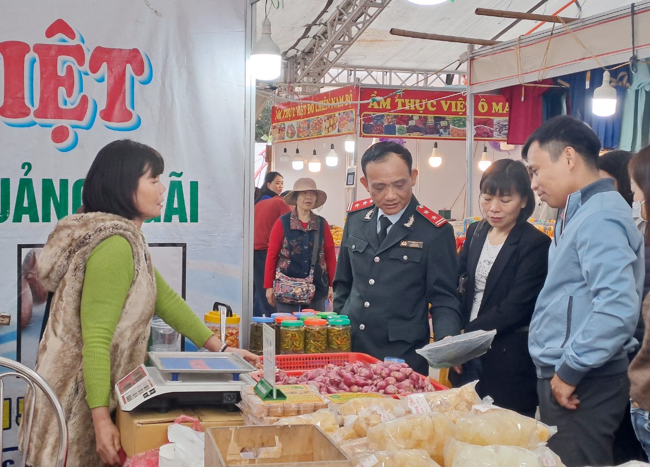 Tăng cường kiểm tra an toàn thực phẩm tại các hội chợ, lễ hội. Ảnh minh họa của Phương Thảo z5188656847612-c0a8c309dc04490567d2ac2923aa9522-9154.jpg