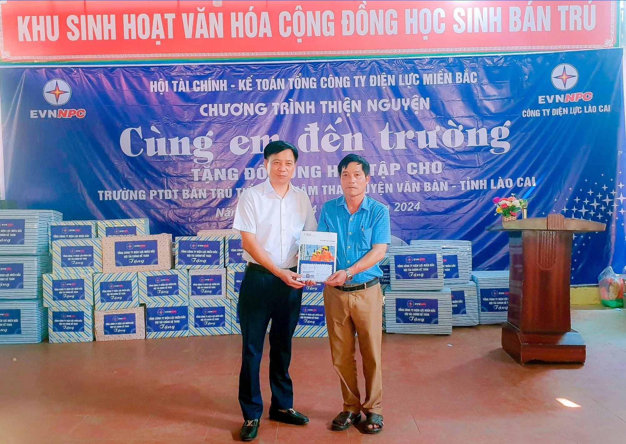 Công ty Điện lực Lào Cai tặng nhà trường 5 triệu đồng.jpg
