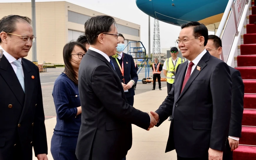 Đồng chí Vương Đông Minh, Phó ủy viên trưởng Ủy ban Thường vụ Nhân đại toàn quốc Trung Quốc đón Chủ tịch Quốc hội Vương Đình Huệ tại sân bay quốc tế Bắc Kinh. Ảnh: Lê Tuyết